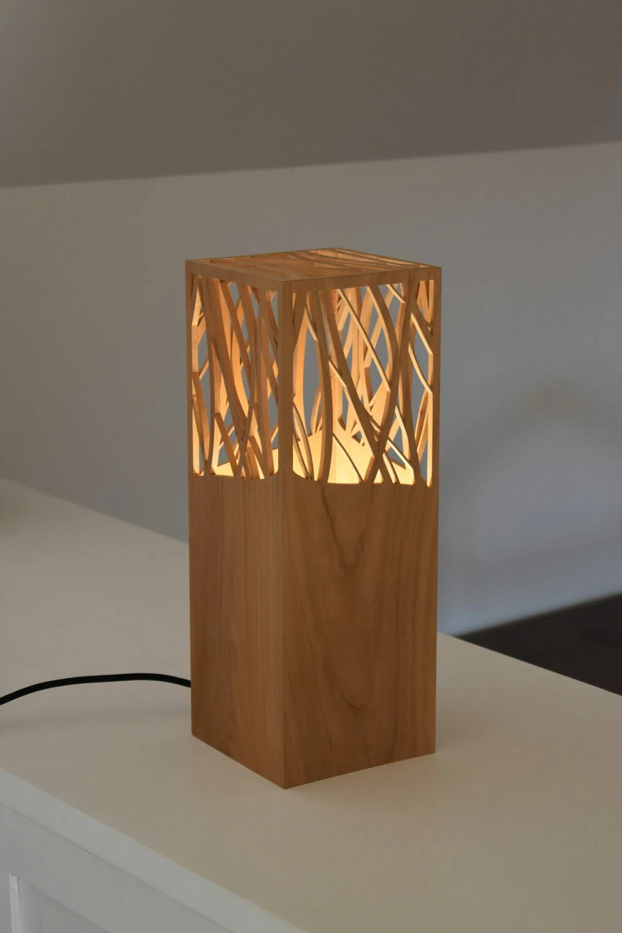 Lampe à poser design en bois de merisier - Fab-Fabrik