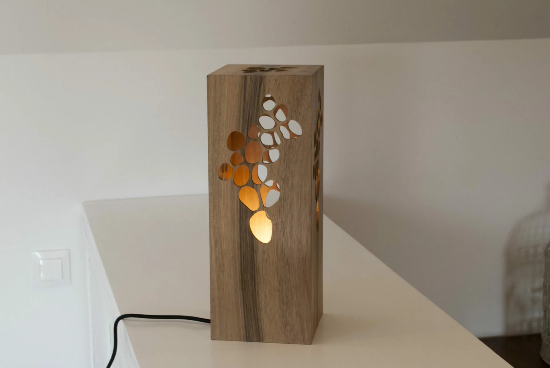 Lampe à poser design en bois de noyer - Fab-Fabrik