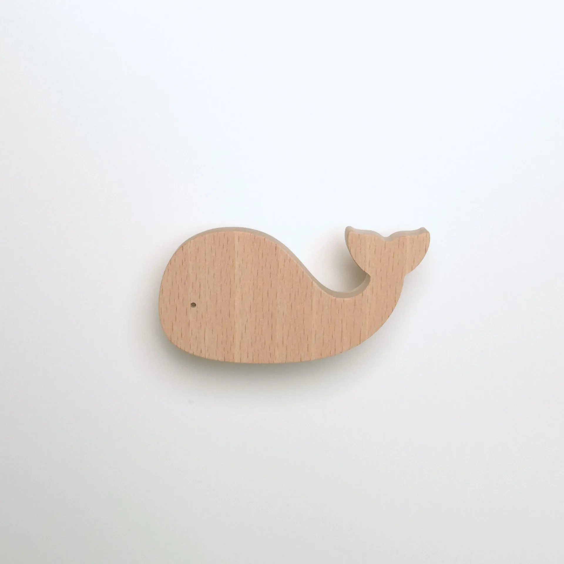 bouton de meuble forme baleine, en bois, pour chambre d'enfant, thème mer et animaux marins - tête vers la gauche - FAB-FABRIK