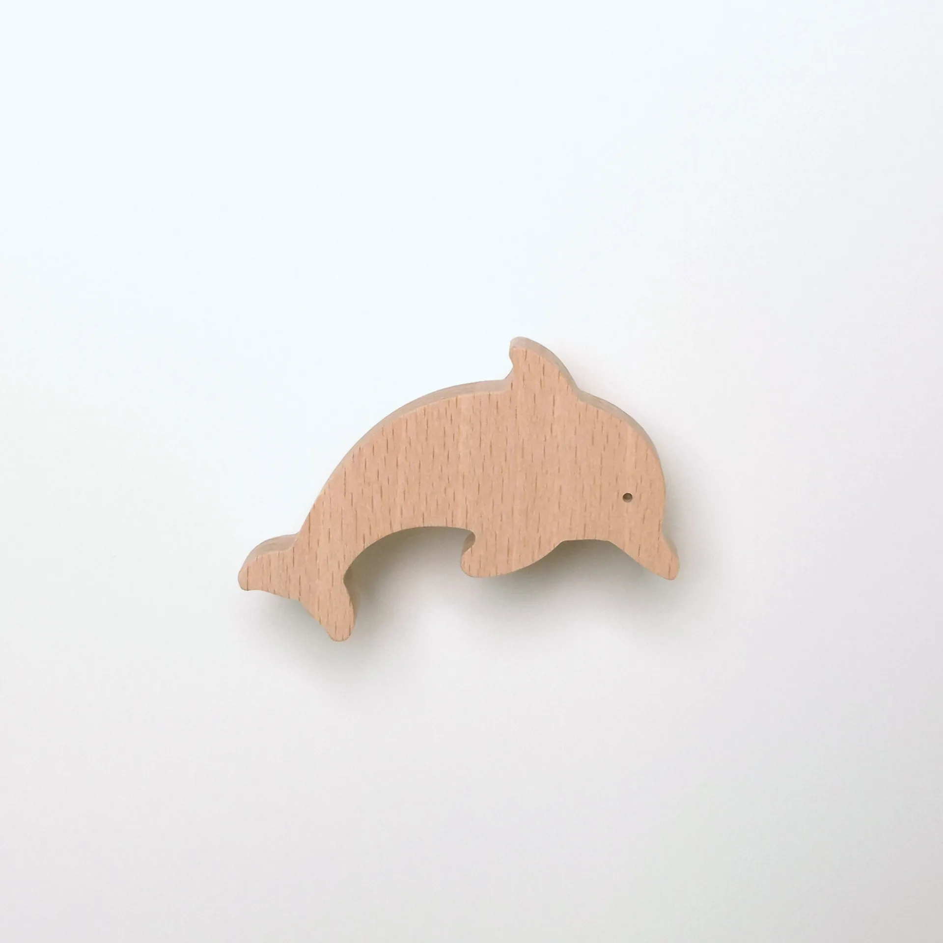 bouton de meuble forme dauphin, en bois, pour chambre d'enfant, thème mer et animaux marins - tête vers la droite - FAB-FABRIK