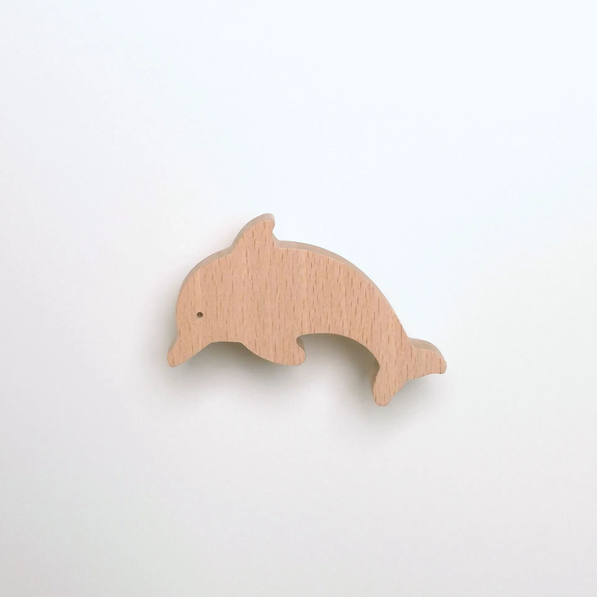 bouton de meuble forme dauphin, en bois, pour chambre d'enfant, thème mer et animaux marins - tête vers la gauche - FAB-FABRIK