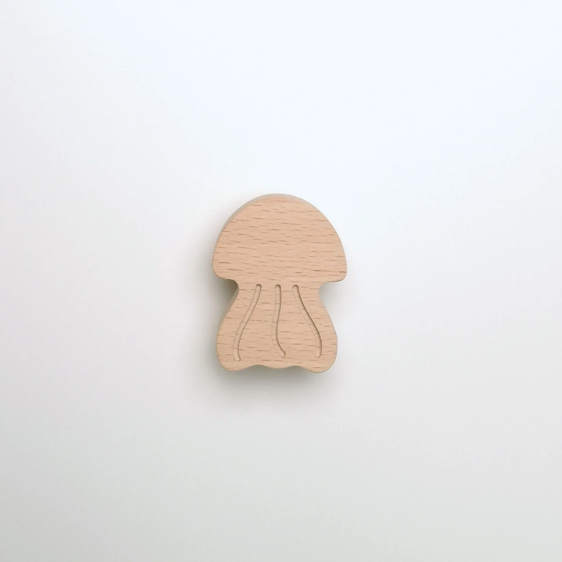 bouton de meuble forme méduse, en bois, pour chambre d'enfant, thème mer et animaux marins - tête vers la droite - FAB-FABRIK