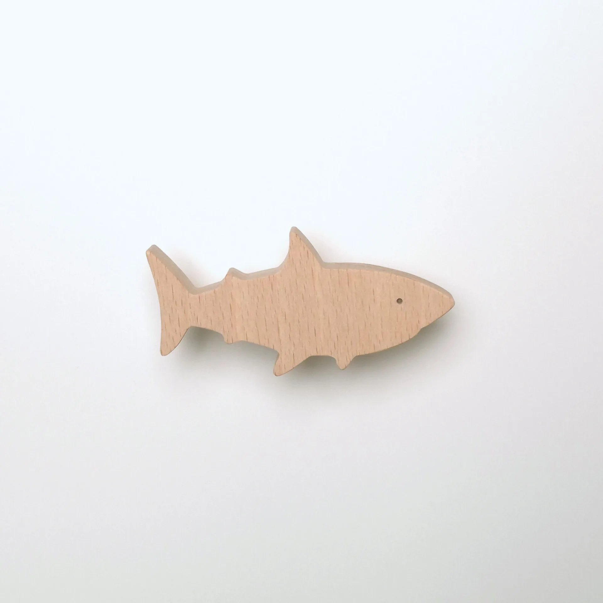 bouton de meuble forme requin, en bois, pour chambre d'enfant, thème mer et animaux marins - tête vers la droite - FAB-FABRIK