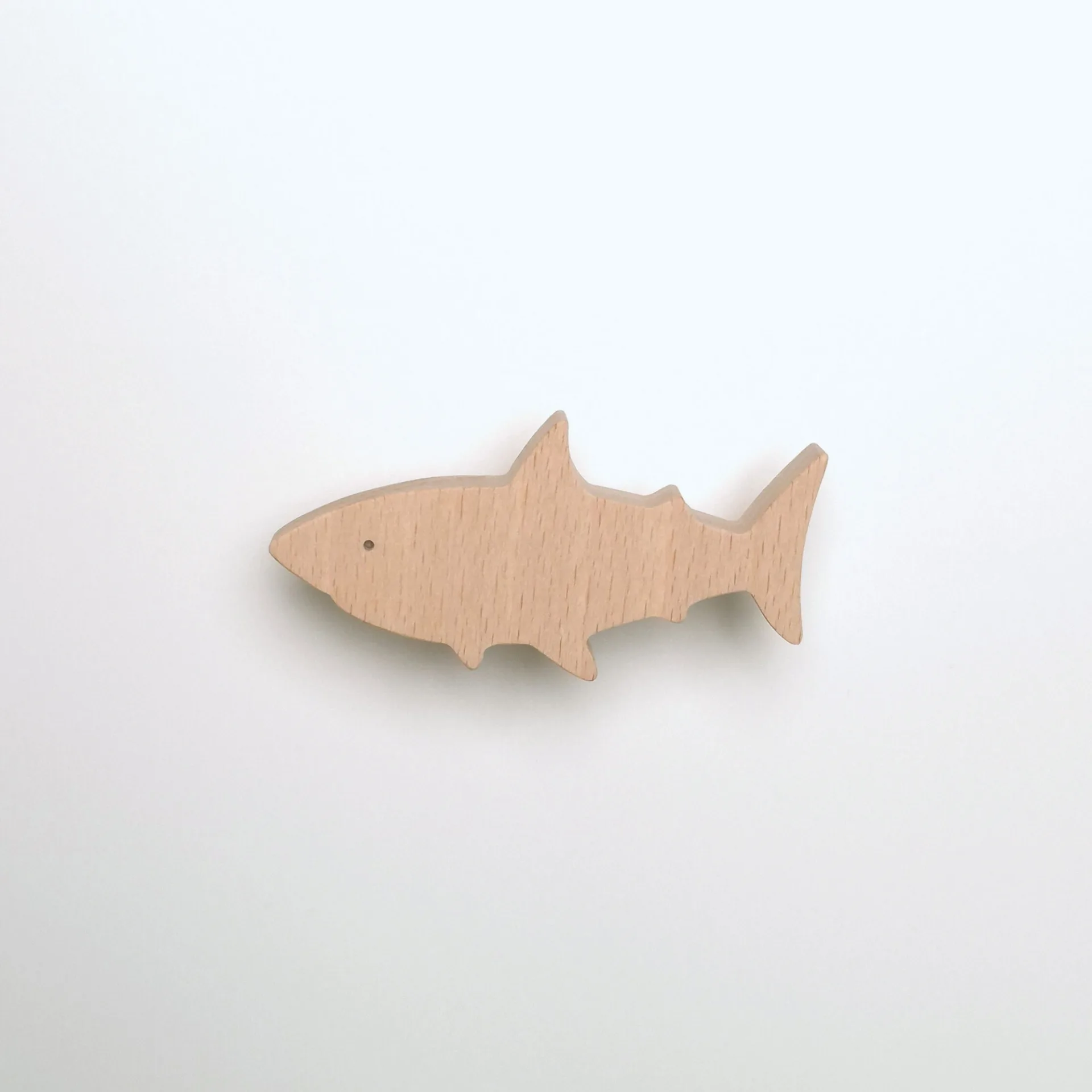 bouton de meuble forme requin, en bois, pour chambre d'enfant, thème mer et animaux marins - tête vers la gauche - FAB-FABRIK