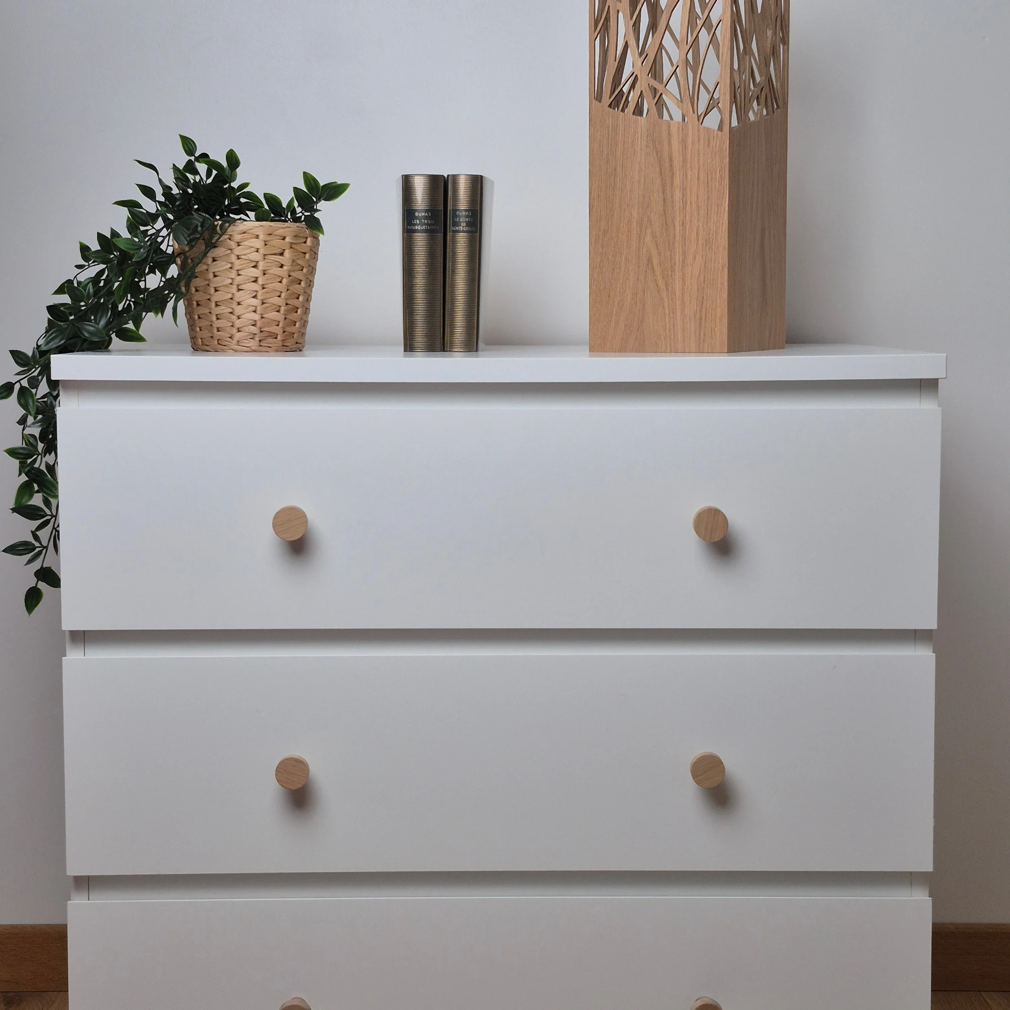 Bouton de meuble rond en chêne massif sur commode IKEA - FAB-FABRIK